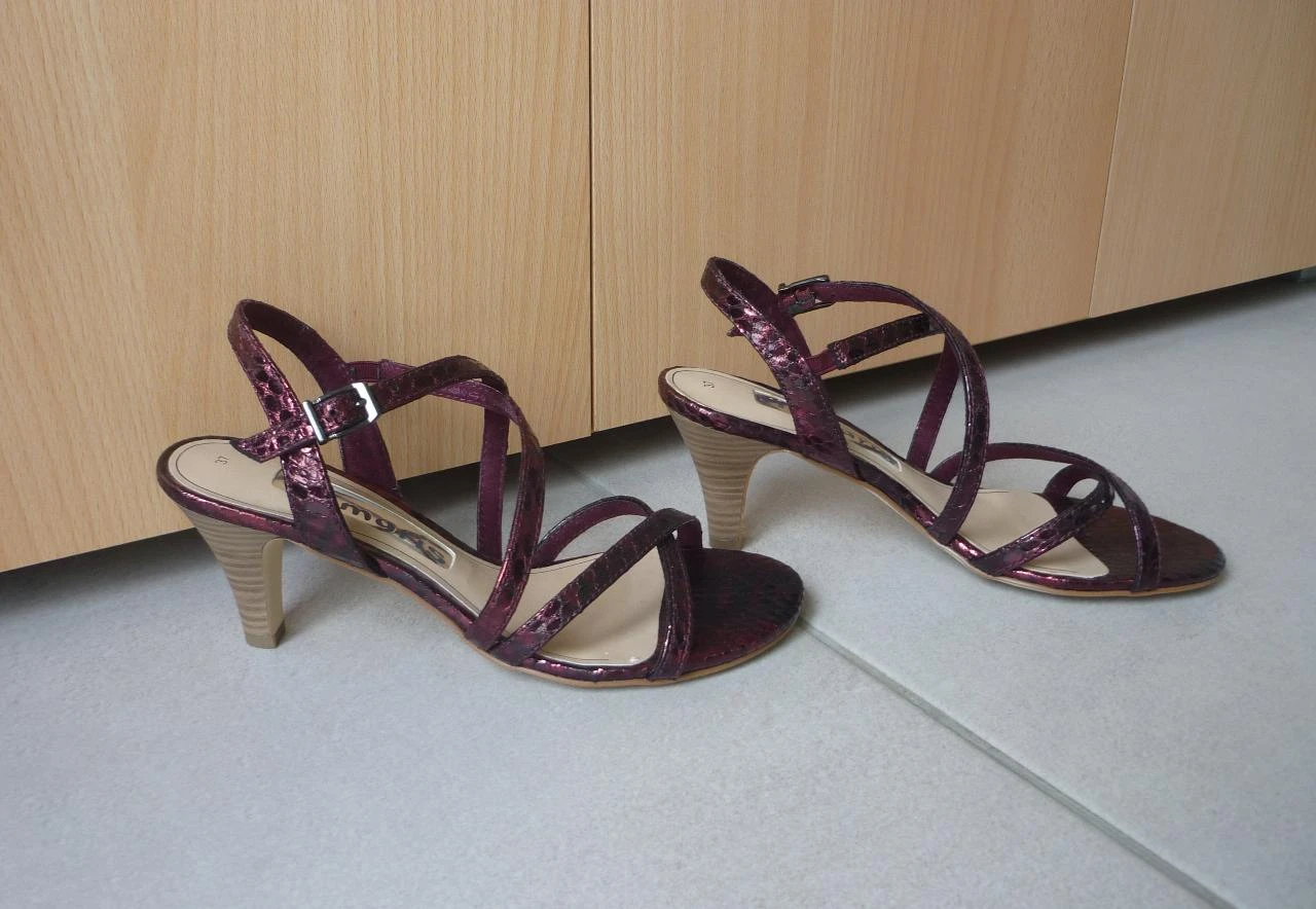 Sapatos de salto vermelho metálico bordô com tiras da Tamaris Tamanho 37 – photo 3